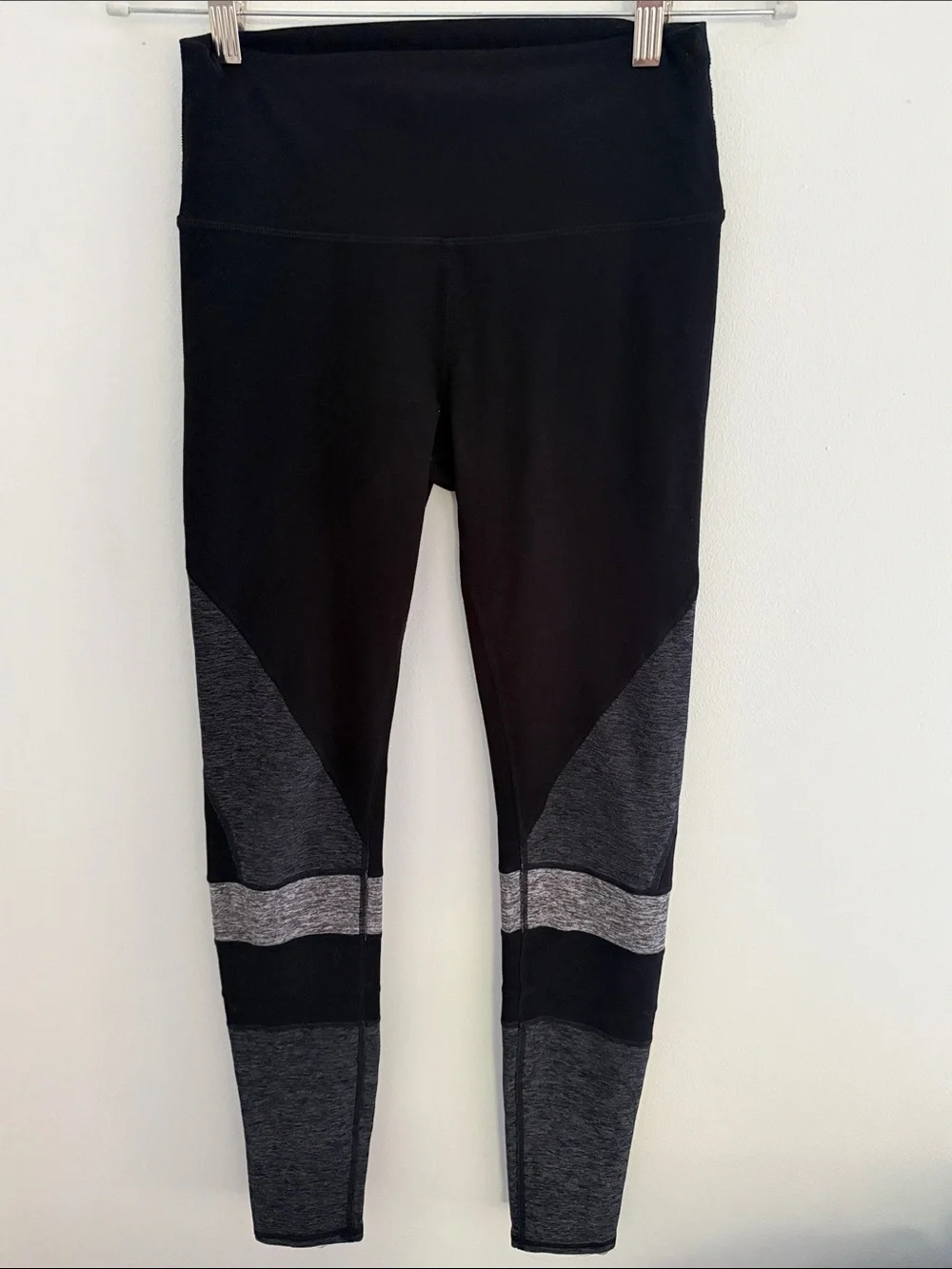 ALO Yoga Black Leggings with Gray Contrast Panels